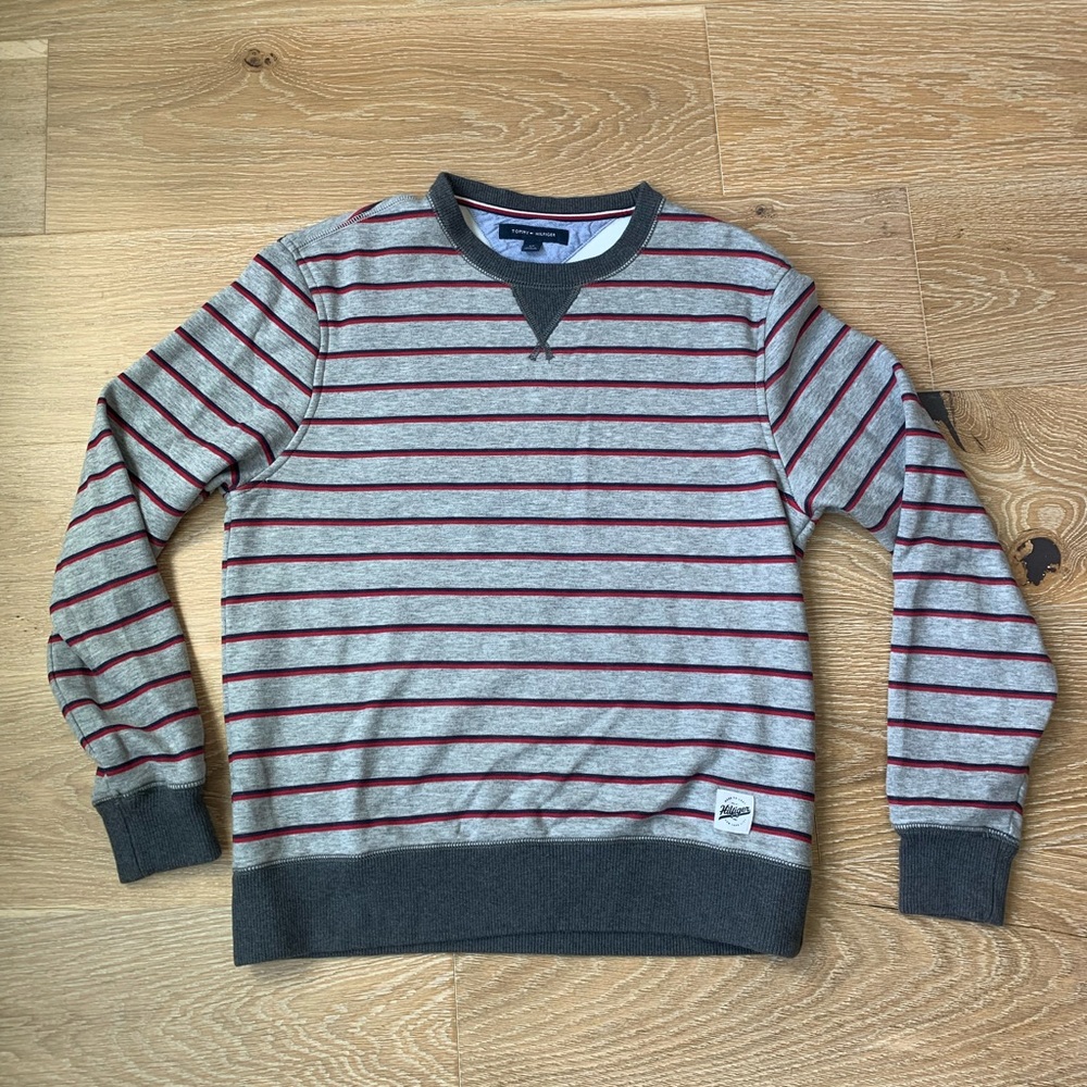 Long sleeve Tommy Hilfilger sweatshirt/sweater in like new condition.
